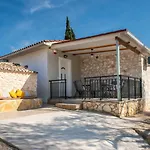 Oak Villa Orthoniaí